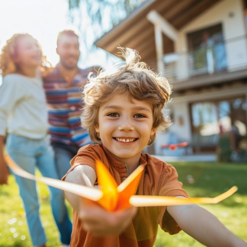 chlopiec-bawiacy-sie-papierowym-samolotem